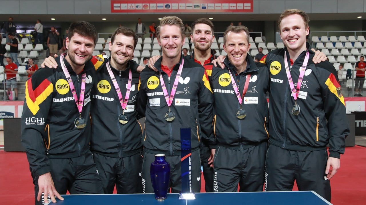 Die Deutsche Mannschaft bejubelt den EM-Titelgewinn.