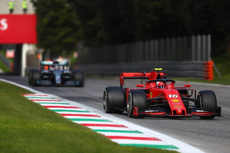 "Marca" (Spanien): "Leclerc schickt Vettel mit einem prächtigen Sieg in Monza in Rente. Ihm gelang beim Großen Preis von Italien ein denkwürdiger Sieg, der zweite hintereinander. Er ließ damit die Emotionen in Monza explodieren, das seit dem Erfolg von (Fernando) Alonso im Jahre 2010 keinen roten Sieg mehr hatte feiern können."