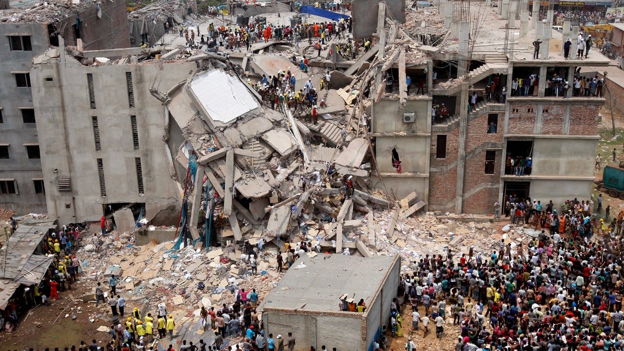 Beim schwersten Unglück in der Textilindustrie starben in Bangladesch mehr als 1000 Menschen.