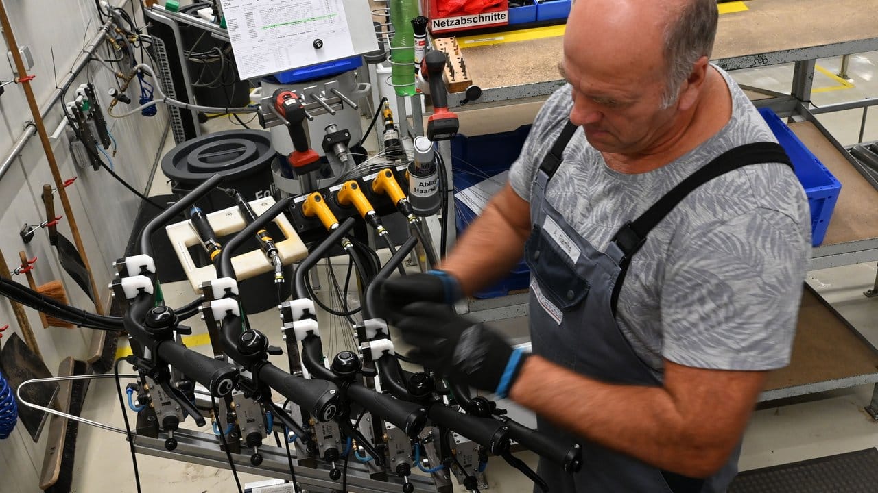 In der Manufaktur Derby Cycle zählt noch Handarbeit: Ein Mitarbeiter montiert etwa Lenker mit Klingeln und Griffen.