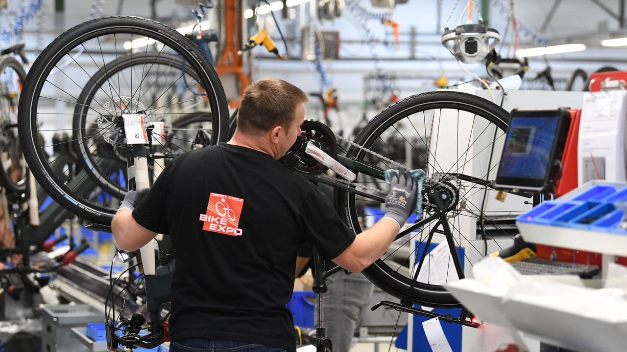 Bei Derby Cycle werden Fahrräder sorgfältig für den Verkauf vorbereitet.