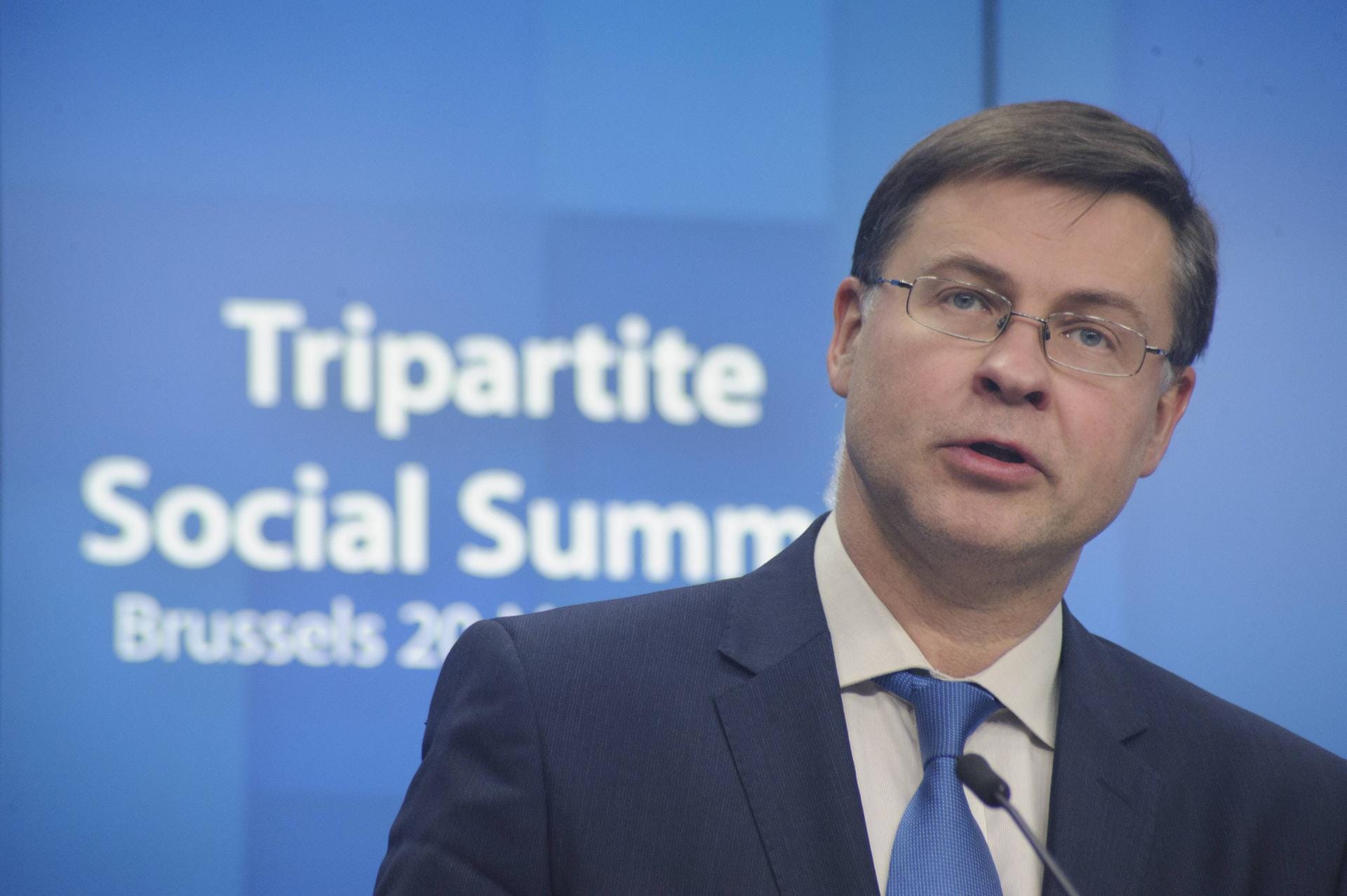 Valdis Dombrovskis, Lettland: Der Christdemokrat (48) übernimmt Wirtschaft, Finanzdienstleistungen und Kapitalmarktunion. Er ist seit 2014 einer der Kommissionsvizepräsidenten, zuständig für den Euro. Vorher war er von 2009 bis 2013 lettischer Regierungschef.