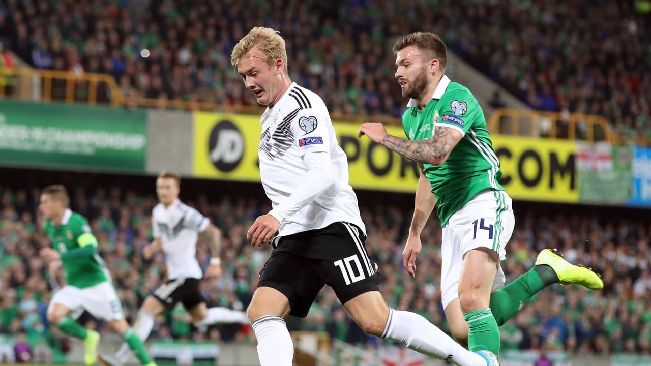 Julian Brandt (l) kann sich mit dem Ball gegen Stuart Dallas aus Nordirland behaupten. Julian Brandt (l) kann sich mit dem Ball gegen Stuart Dallas aus Nordirland behaupten.