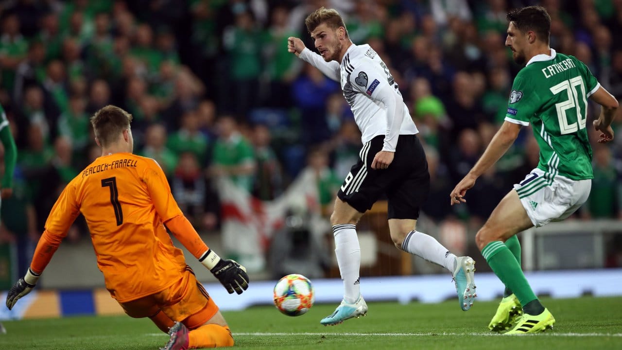 Timo Werner (M) scheitert mit seinem Torschuss an Nordirlands Keeper Bailey Peacock-Farrell (l). Timo Werner (M) scheitert mit seinem Torschuss an Nordirlands Keeper Bailey Peacock-Farrell (l).