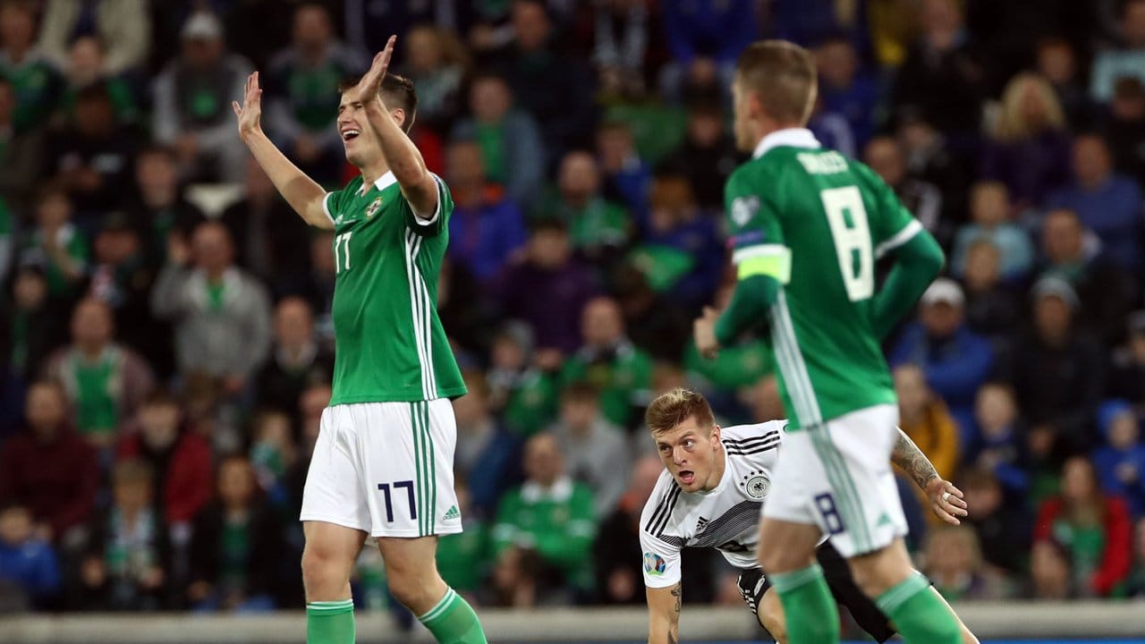 Nach seinem Foul an Toni Kroos (M) gibt sich der Nordire Paddy McNair (l) unschuldig. Nach seinem Foul an Toni Kroos (M) gibt sich der Nordire Paddy McNair (l) unschuldig.