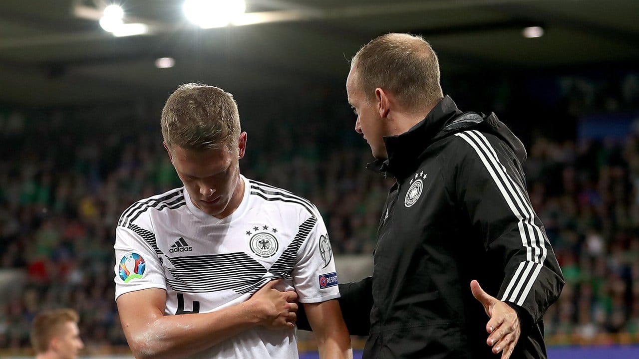 Der angeschlagene Matthias Ginter muss sich auswechseln und behandeln lassen. Der angeschlagene Matthias Ginter muss sich auswechseln und behandeln lassen.