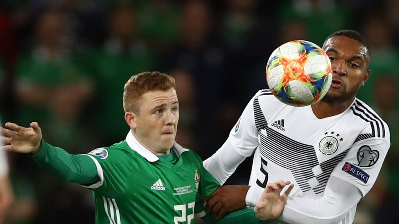 Jonathan Tah (r) im Duell um den Ball gegen Shayne Lavery (l) aus Nordirland. Jonathan Tah (r) im Duell um den Ball gegen Shayne Lavery (l) aus Nordirland.