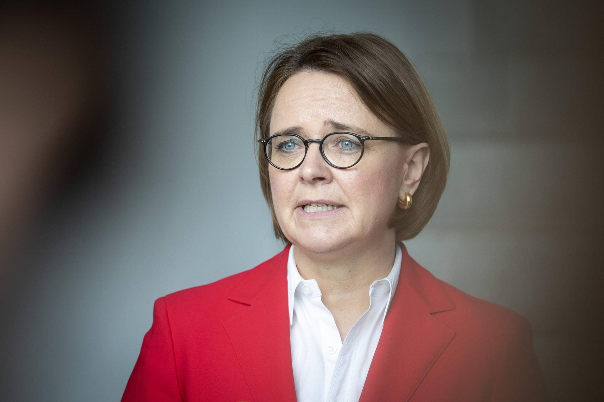 Die CDU-Politikerin und Migrationsbeauftragte Annette Widmann-Mauz schreibt auf Twitter: "Liebe Manuela Schwesig, ich wünsche Ihnen viel Kraft und gute ärztliche Betreuung, um den Krebs zu besiegen! Es ist richtig, sich die Zeit zu nehmen, die Sie brauchen, um wieder ganz gesund zu werden. Auch im politischen Alltag gibt es nichts, was wichtiger wäre."