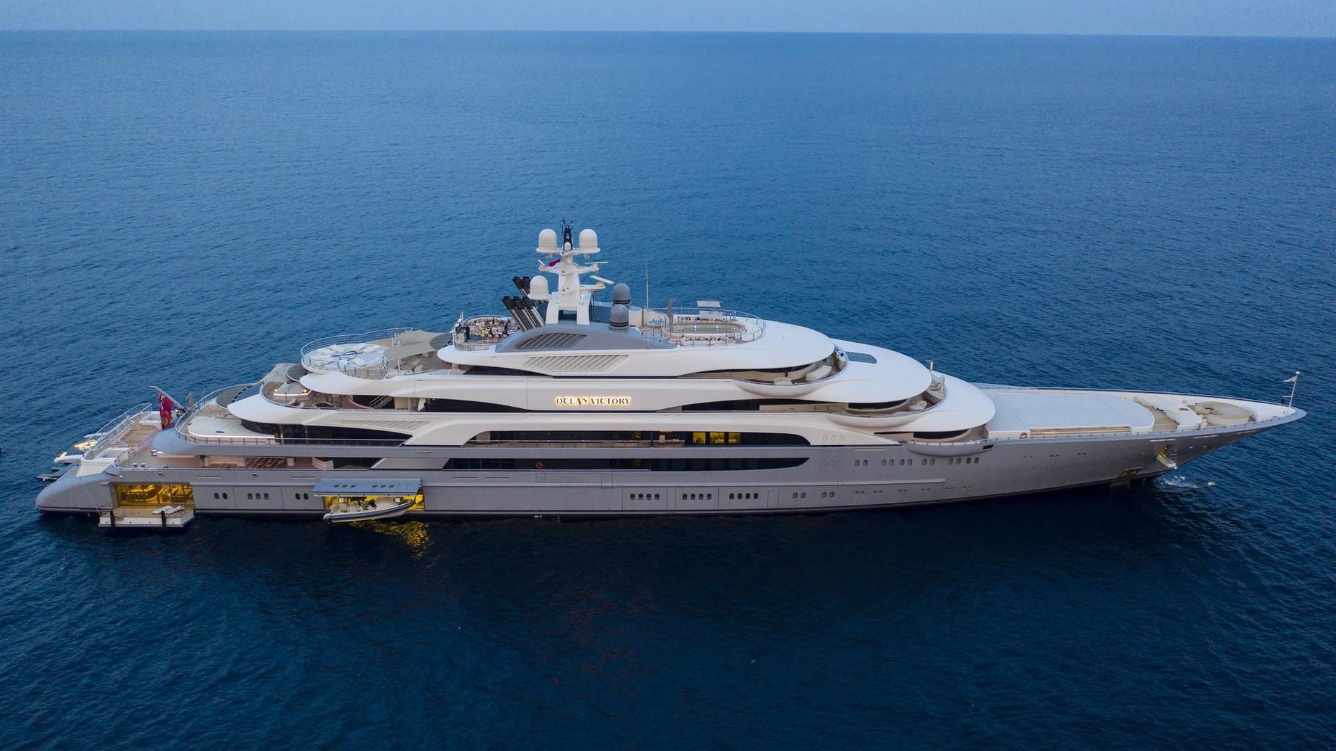 Platz 10: Ocean Victory (140 m). Sie entstand in Italien für den russischen Milliardär und Stahl-Tycoon Viktor Rashnikov und bietet Platz für 28 Gäste und 56 Crewmitglieder. An Bord sind sechs Pools und zwei Landeplätze für Helikopter.