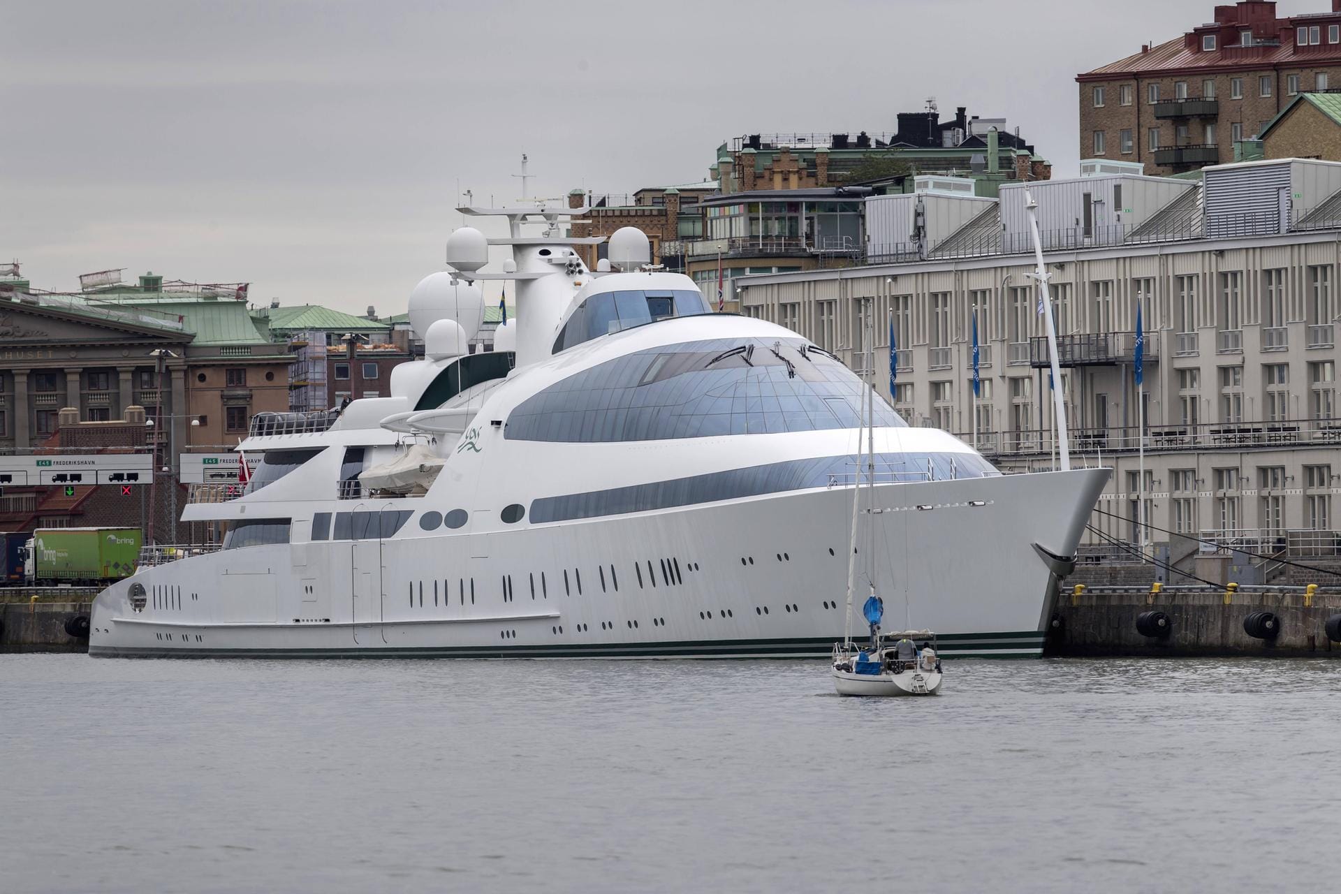 Platz 9: YAS (141 m). 1978 als Kriegsschiff der niederländischen Marine vom Stapel gelaufen, wurde die YAS erst 2011-2015 zur Luxusjacht. Das eigenwillige Design soll an einen Delfin erinnern. Die Jacht gehört dem Kronprinzen von Abu Dhabi.
