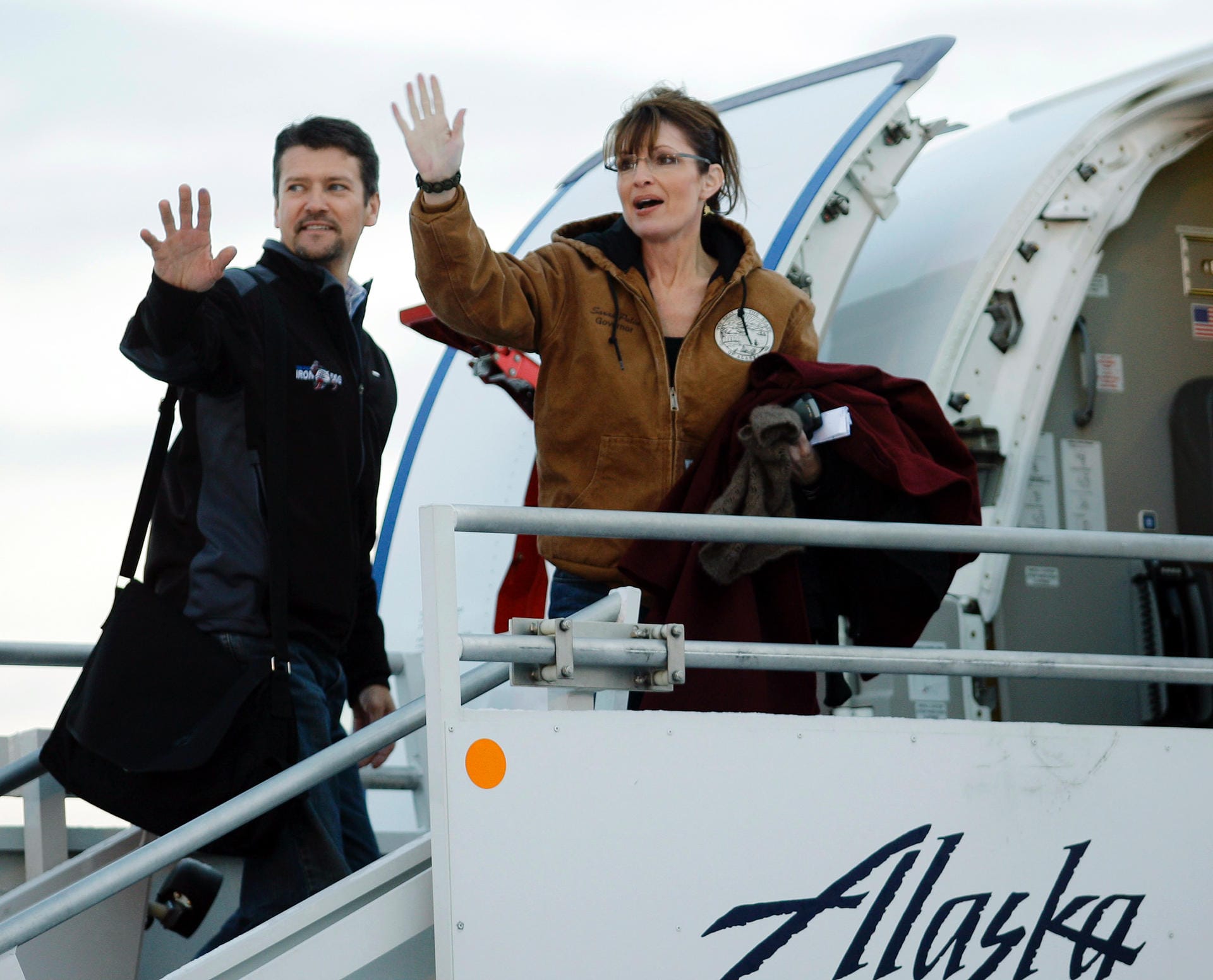 Abflug aus Alaska: Das Ehepaar steigt in Anchorage in ein Flugzeug. Sie wollen ihre Stimmen bei den Präsidentschaftswahlen abgeben.