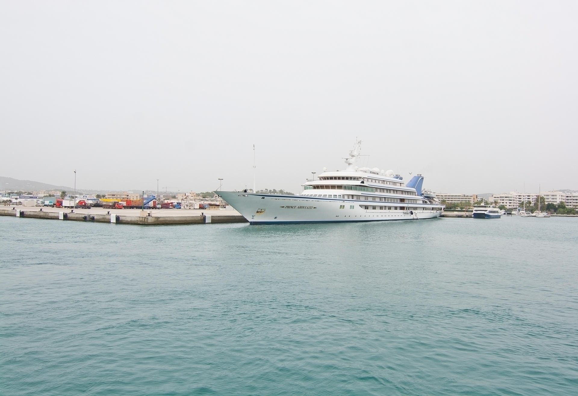 Platz 7: Prince Abdulaziz (147 m). Die 1984 fertiggestellte Jacht stand 22 Jahre lang auf Platz 1 dieses Rankings, wird deshalb auch die "größte Jacht des 20. Jahrhunderts" genannt. Das Schiff entstand für den saudi-arabischen König Fahd ibn Abd al-Aziz, der 2015 verstarb.