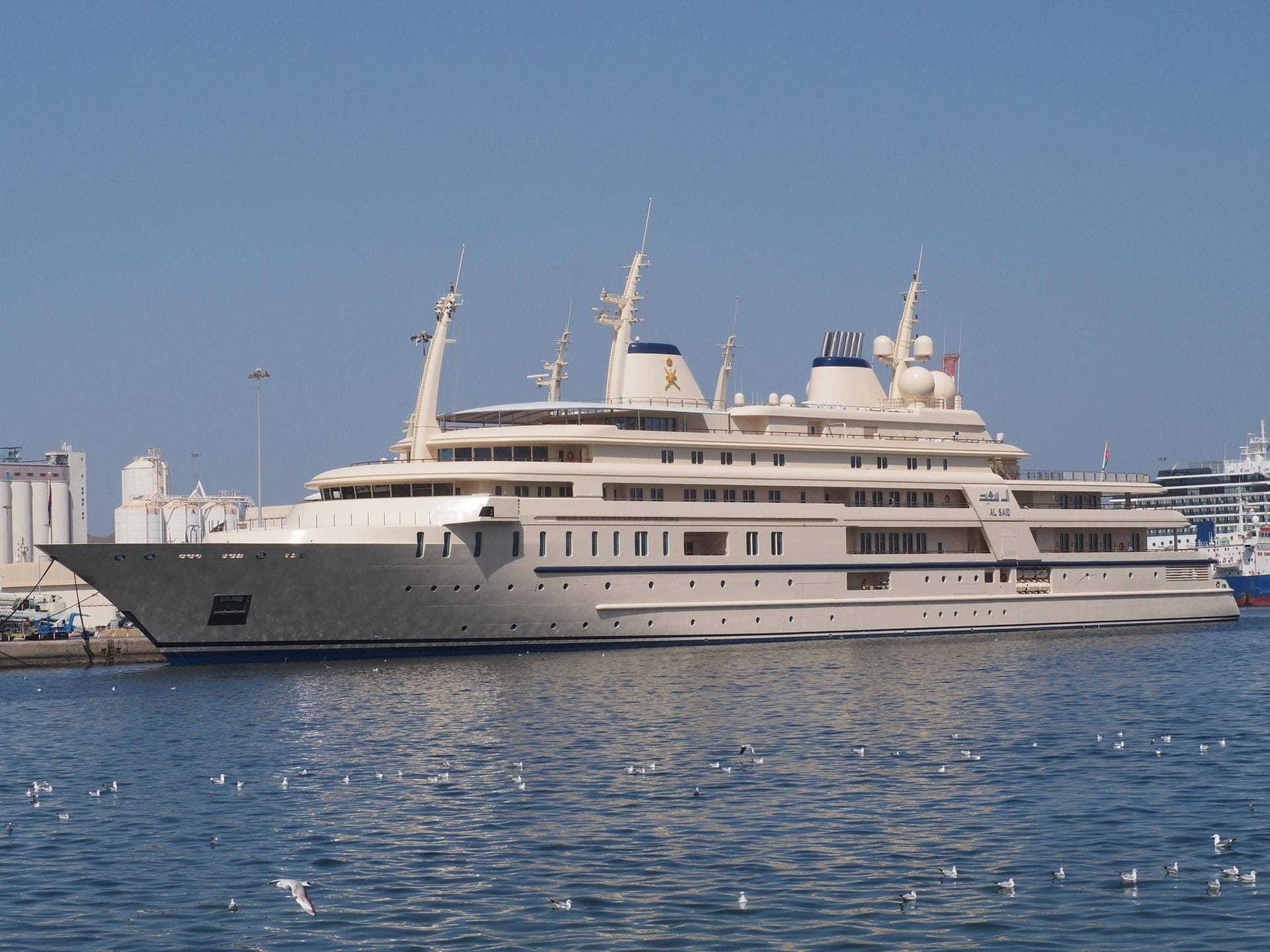 Platz 6: Al Said (155 m). Gebaut für den Sultan von Oman, bietet die Al Said auf 8.000 Quadratmetern genug Wohnraum für 65 Gäste. Sie werden von einer 150-köpfigen Crew verwöhnt. Angeblich gibt es an Bord einen Konzertsaal mit Platz für ein 50-köpfiges Orchester.