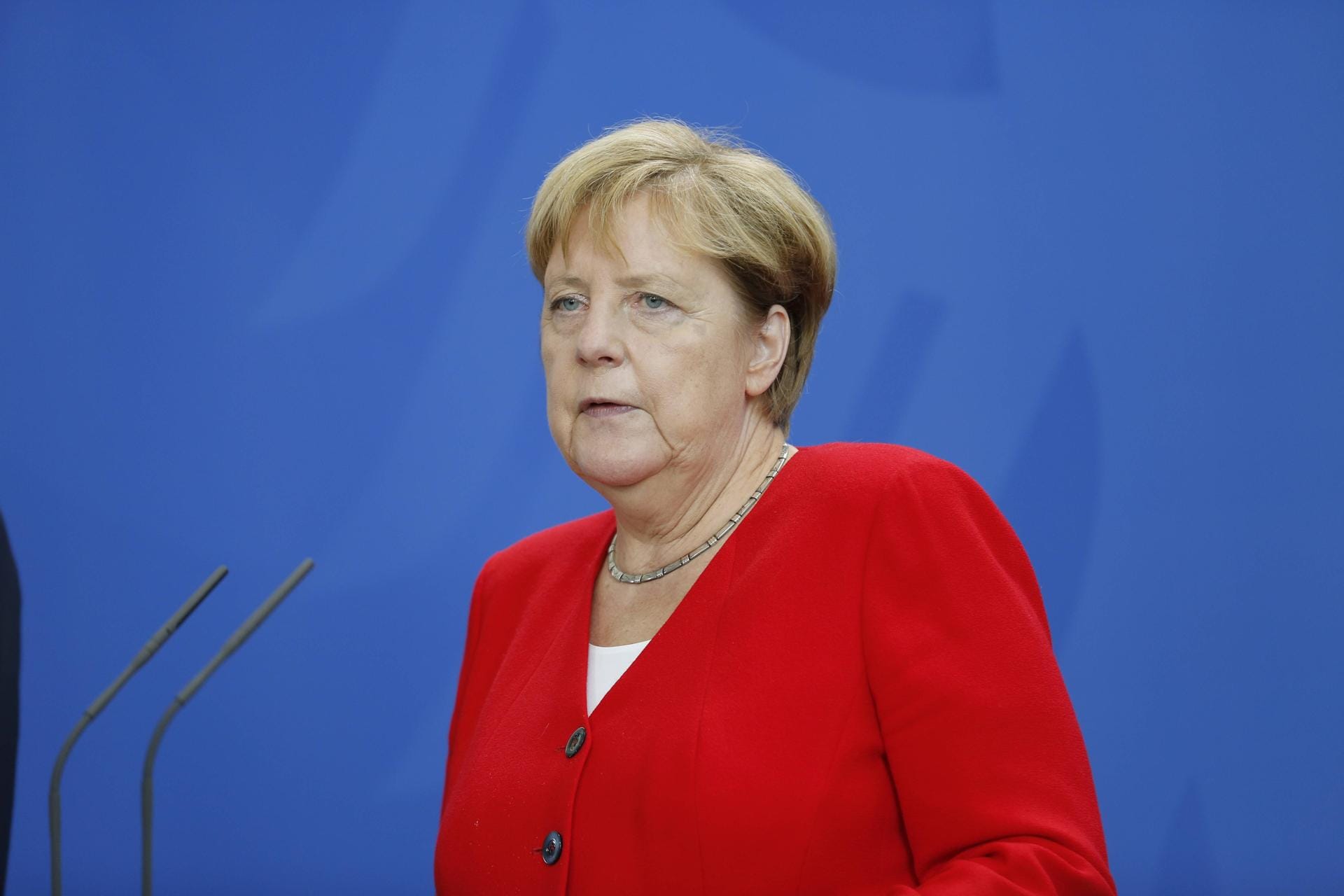 "Die Nachricht von Manuela Schwesigs Krebserkrankung macht mich betroffen", sagte Bundeskanzlerin Angela Merkel. "Ich habe mit ihr telefoniert und ihr von Herzen gewünscht, dass sie wieder ganz gesund wird, dazu Kraft und Zuversicht in dieser schwierigen Zeit."