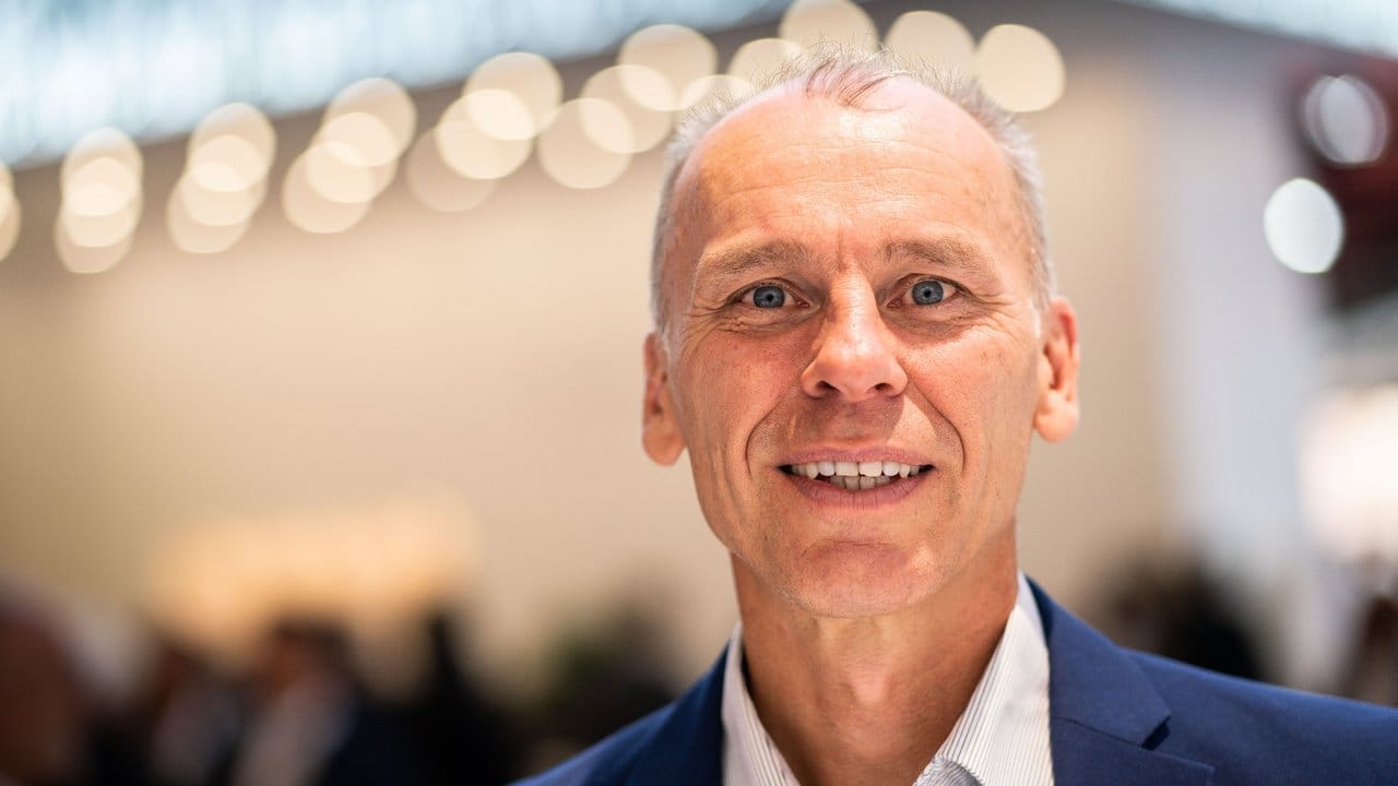 Branchenexperte: Stefan Bratzel vom Center of Automotive Management in Bergisch Gladbach auf der Internationalen Automobil-Ausstellung IAA 2019. Branchenexperte: Stefan Bratzel vom Center of Automotive Management in Bergisch Gladbach auf der Internationalen Automobil-Ausstellung IAA 2019.