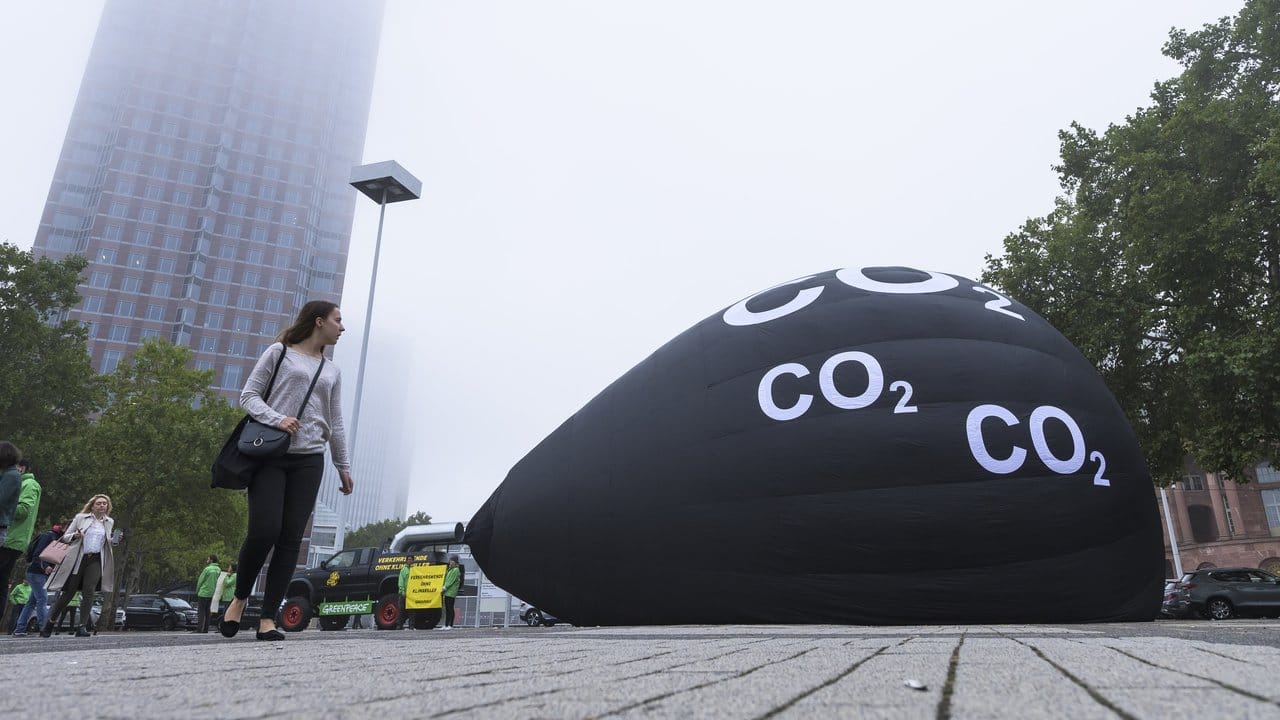 Protest von Greenpeace-Aktivisten auf der IAA: Der Ärger von Umweltschützern über die Autobranche entzündet sich auch an den beliebten SUVs. Protest von Greenpeace-Aktivisten auf der IAA: Der Ärger von Umweltschützern über die Autobranche entzündet sich auch an den beliebten SUVs.