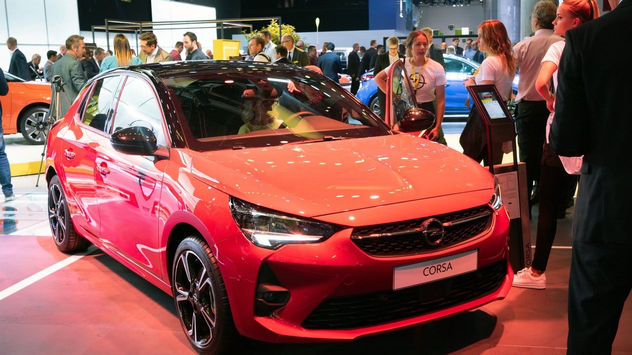 Opel präsentiert das jüngste Facelift des Corsa - und erstmals eine vollelektrische Version des bekannten Kleinwagens.