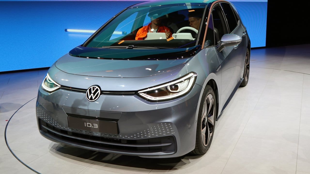 Erstes VW-Modell, das auf der neuen Elektroplattform des Konzerns basiert: Mit dem ID3 steigt VW erstmals ins Massengeschäft mit der Elektromobilität ein.