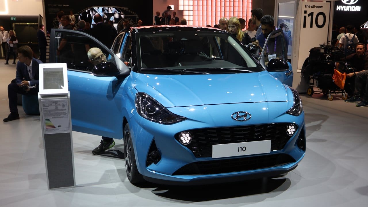 Flacher und etwas länger: Hyundai ist mit der Neuauflage des Kleinwagens i10 zur Messe angereist.