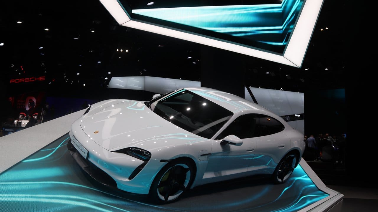 Soll es mit den schnellen Luxus-Stromern von Tesla aufnehmen: der Porsche Taycan, der auf der IAA Premiere feiert.