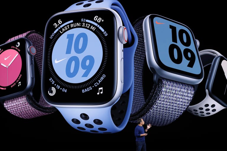 Die Uhr bekommt auch einen Kompass. Die Notruf-Funktion funktioniert nun in allen Ländern. Die Alu-Gehäuse werden ab jetzt aus Recycling-Aluminium hergestellt. Erstmals gibt es Gehäuse aus Titan und wieder auch aus Keramik. Auch die neuen Uhren kommen am 20. September auf den Markt. Apple behält auch die Series 3 aus dem Jahr 2017 im Programm und verkauft sie nun für 199 Dollar – das ist der bisher günstigste Preis für eine Apple Watch.