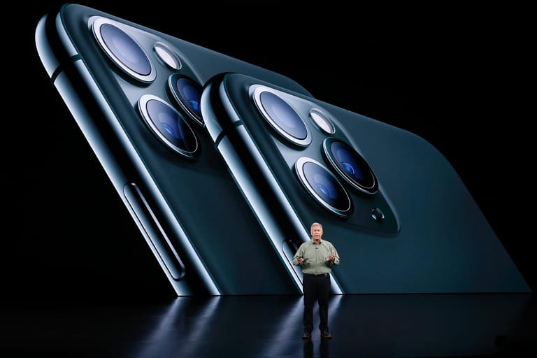 Die Nachfolger der aktuellen Top-Modelle iPhone XS und XS Max tragen die Namen iPhone 11 Pro und Pro Max. Die vorgestellten Geräte haben nun drei Kameras – Standard-Brennweite, Teleobjektiv und Ultra-Weitwinkel.