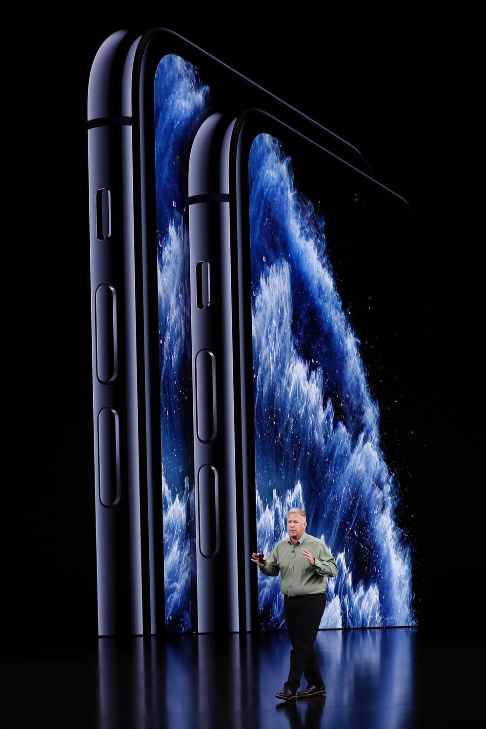 Für die Bildbearbeitung verbesserte Apple noch einmal den Prozessor der Geräte mit dem A13-Chip aus eigener Entwicklung. Nun sollen unter anderem auch Zeitlupen-Selfies mit der Front-Kamera der iPhones möglich sein. Das Glas der Geräte soll nun deutlich wiederstandfähiger sein, die Gesichtserkennung FaceID soll schneller greifen. Die Batterie soll beim Pro bis zu vier Stunden länger halten als beim aktuellen XS und beim größeren Pro Max bis zu fünf Stunden länger als beim XS Max.