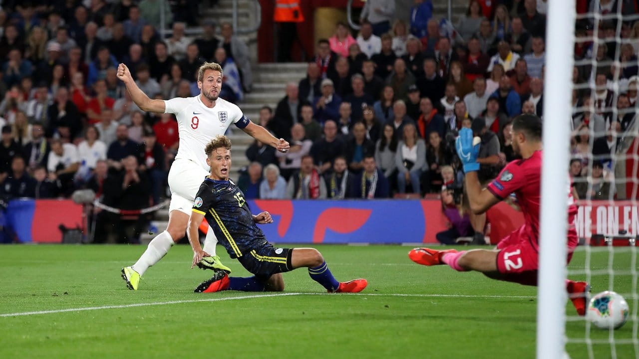 Harry Kane (l) erzielt das 2:0 gegen Kosovo für England.