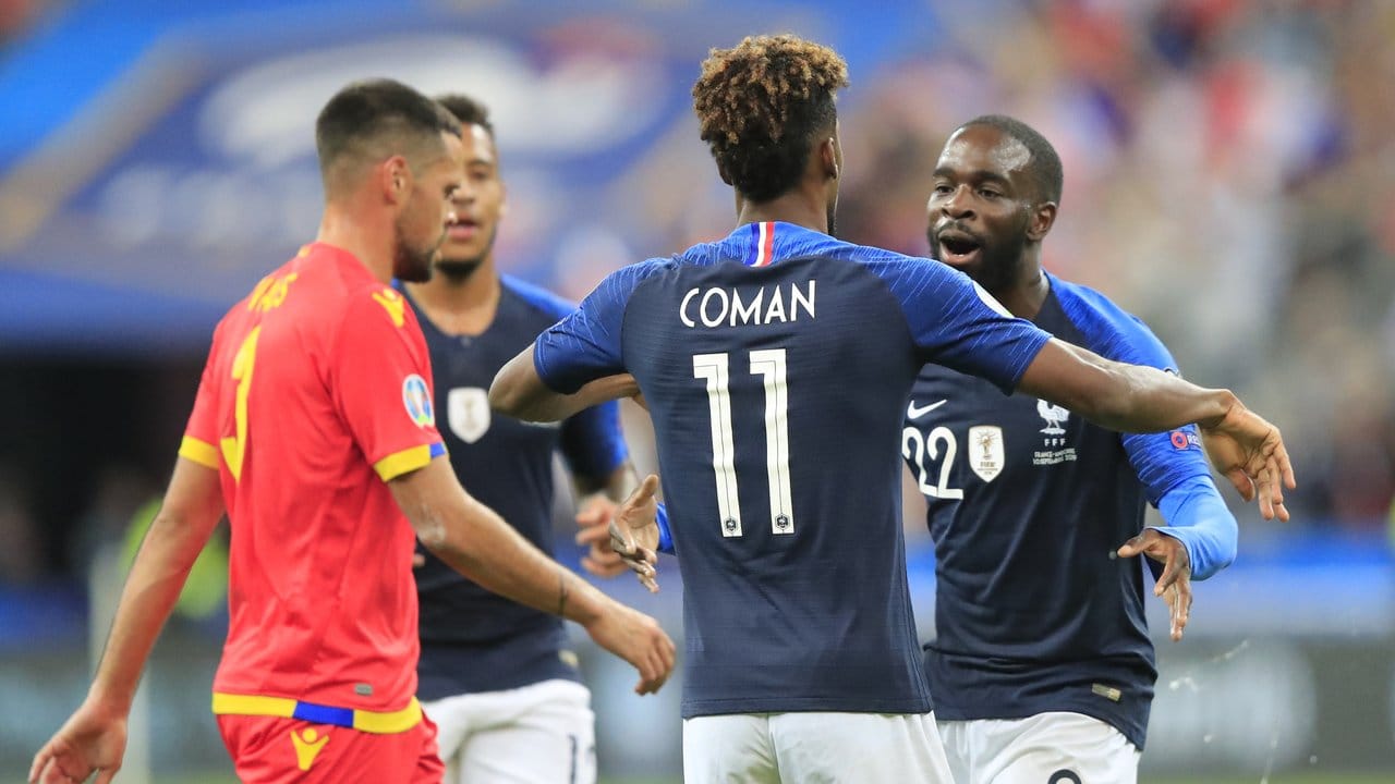 Die Franzosen feiern den Auftakttreffer gegen Andorra.