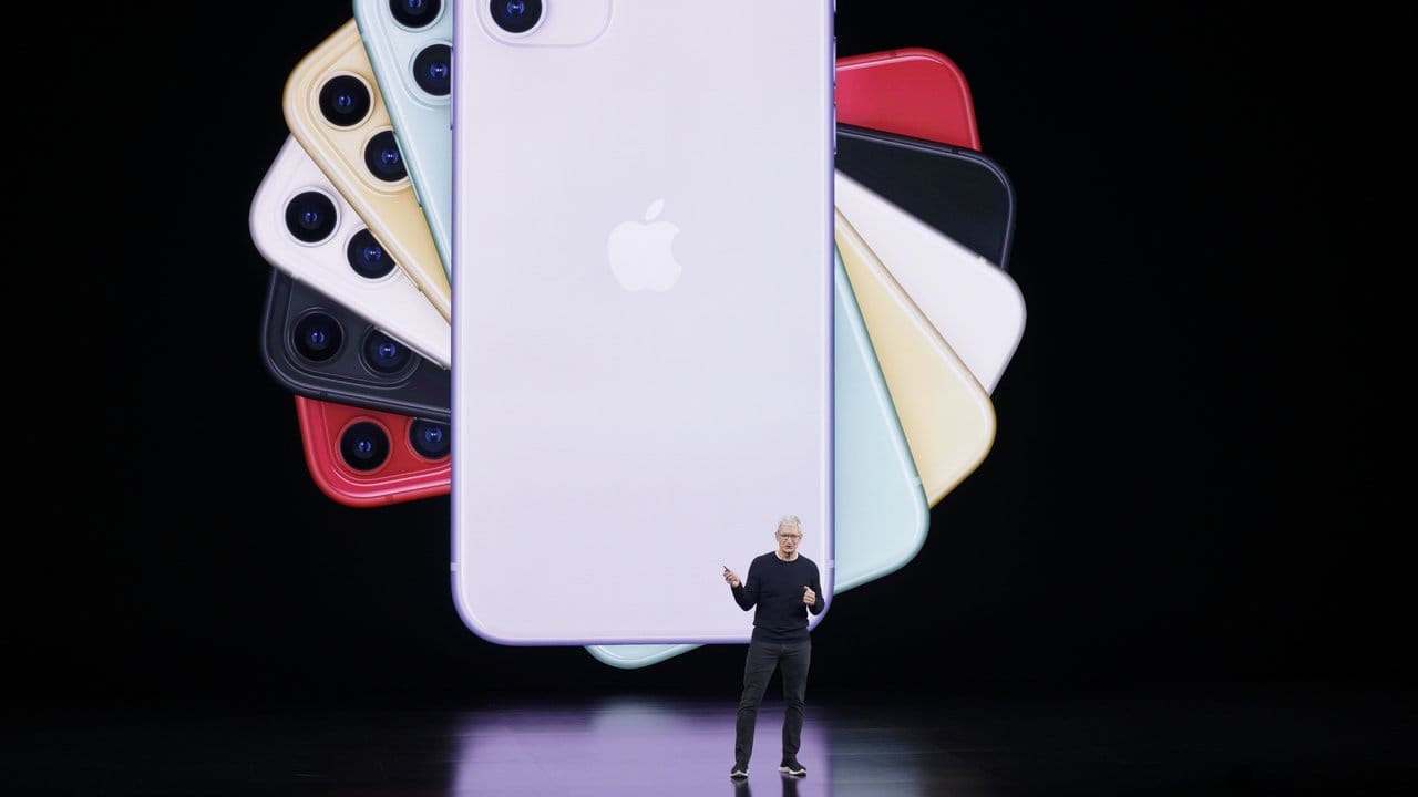 Apple-Geschäftsführer Tim Cook bei der Produktvorstellung des iPhone 11.