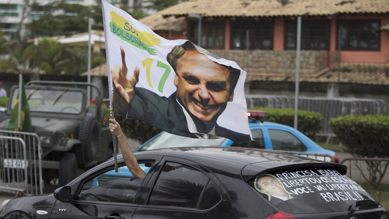 Ein Bolsonaro-Anhänger fährt im Oktober 2018 mit einem Bild des damals neuen Präsidenten an dessen Residenz vorbei.