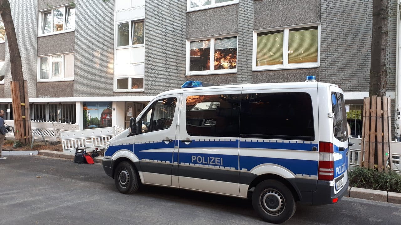 Ein Polizeifahrzeug vor einem Wohnhaus in Hamburg.