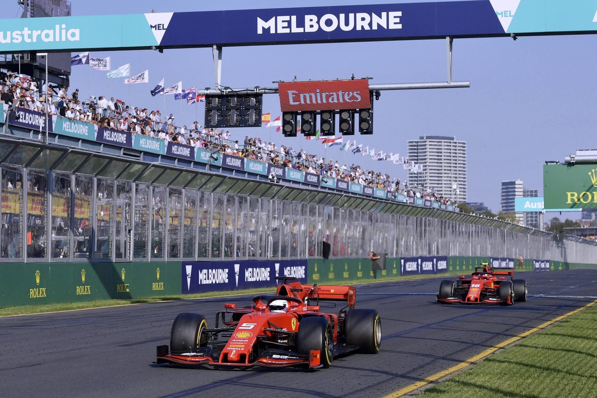 Saisonstart in Melbourne: Am Ende vom Großen Preis von Australien steht Platz vier für den viermaligen Weltmeister – nur ganz knapp vor seinem neuen Teamkollegen Charles Leclerc.