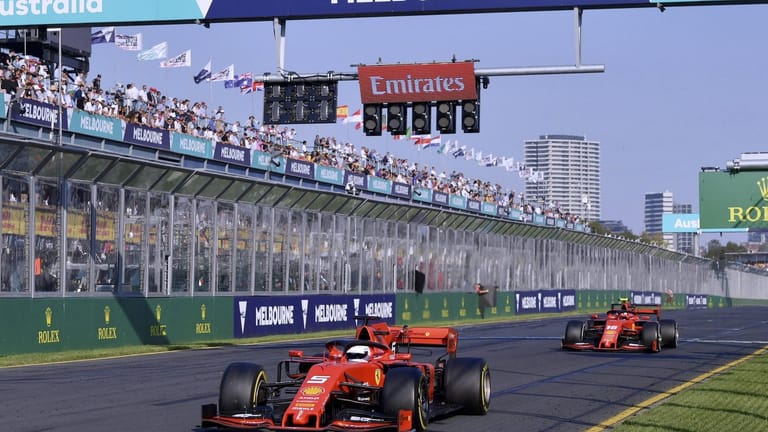 Saisonstart in Melbourne: Am Ende vom Großen Preis von Australien steht Platz vier für den viermaligen Weltmeister – nur ganz knapp vor seinem neuen Teamkollegen Charles Leclerc.