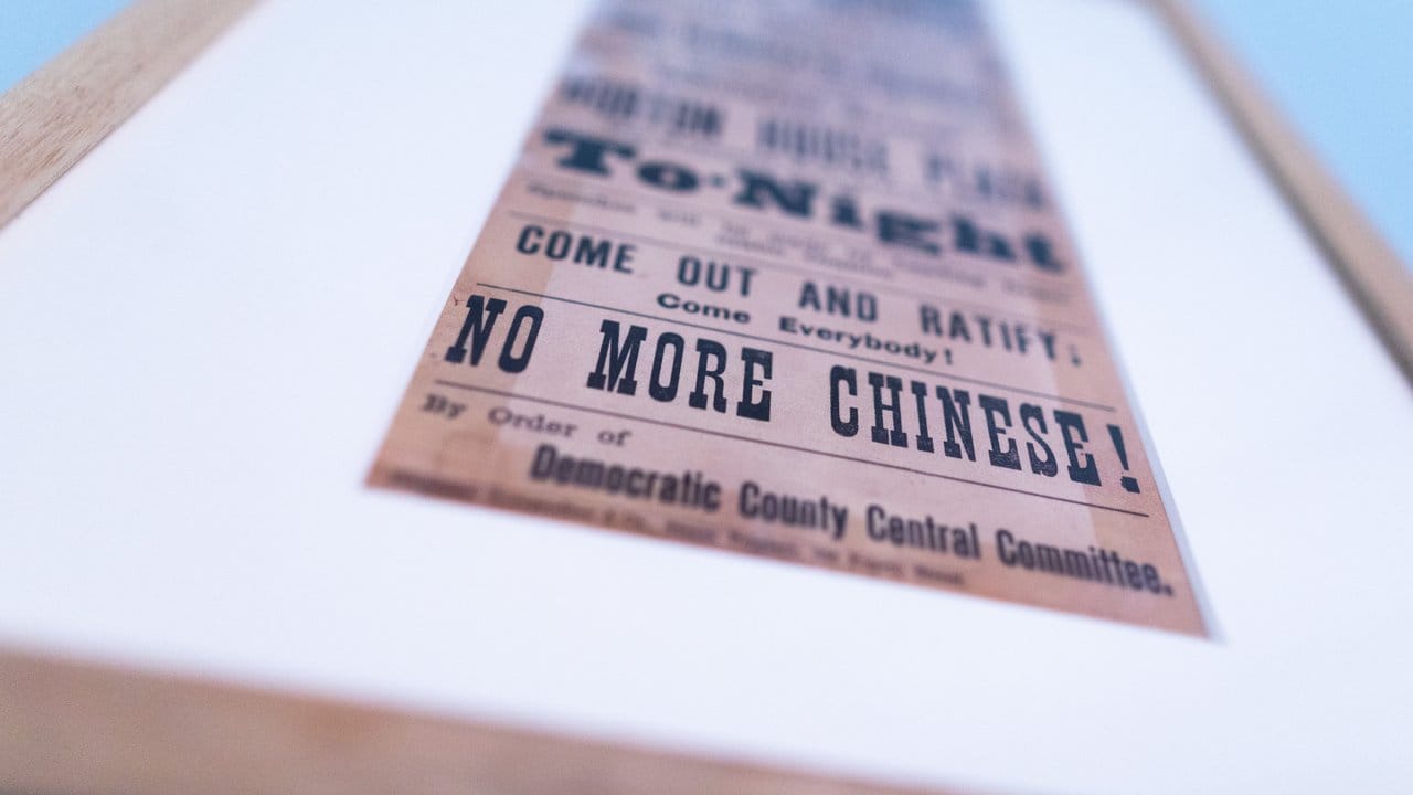 Das Flugblatt "Das demokratische chinesische Ausschlussgesetz" (1882) in der Ausstellung.