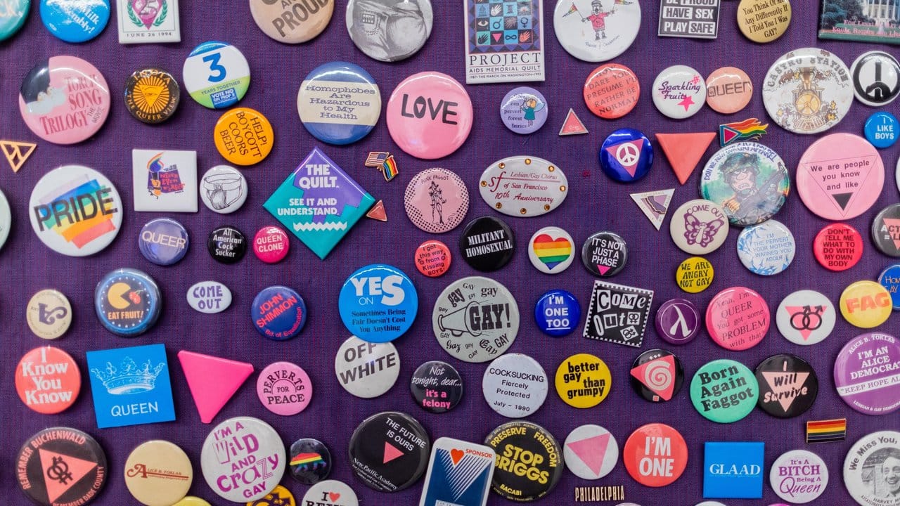 Eine Sammlung verschiedener LGBTQ-Buttons.