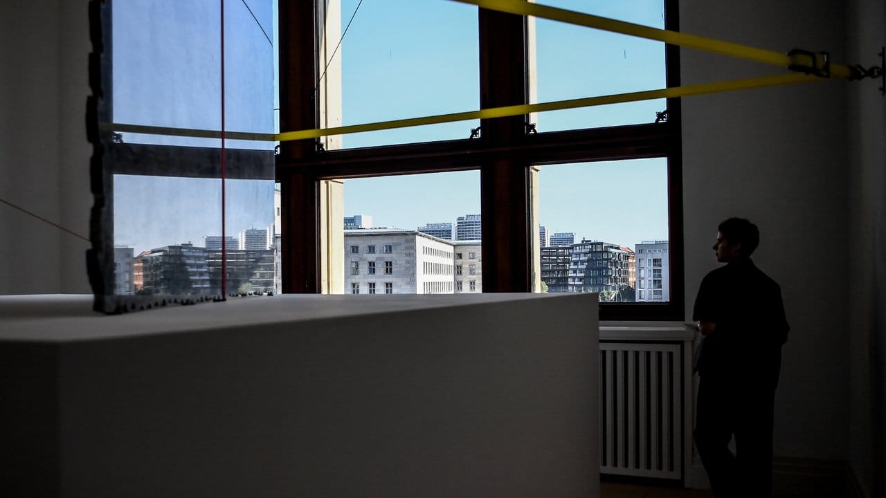 Ein Werk des Künstlers Jose Davila in der Ausstellung "Durch Mauern gehen". Ein Werk des Künstlers Jose Davila in der Ausstellung "Durch Mauern gehen".