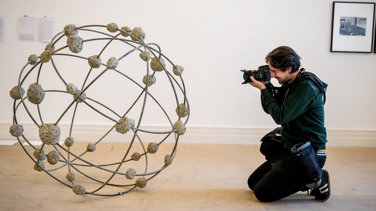 "Orbital" der Künstlerin Mona Hatoum. "Orbital" der Künstlerin Mona Hatoum.