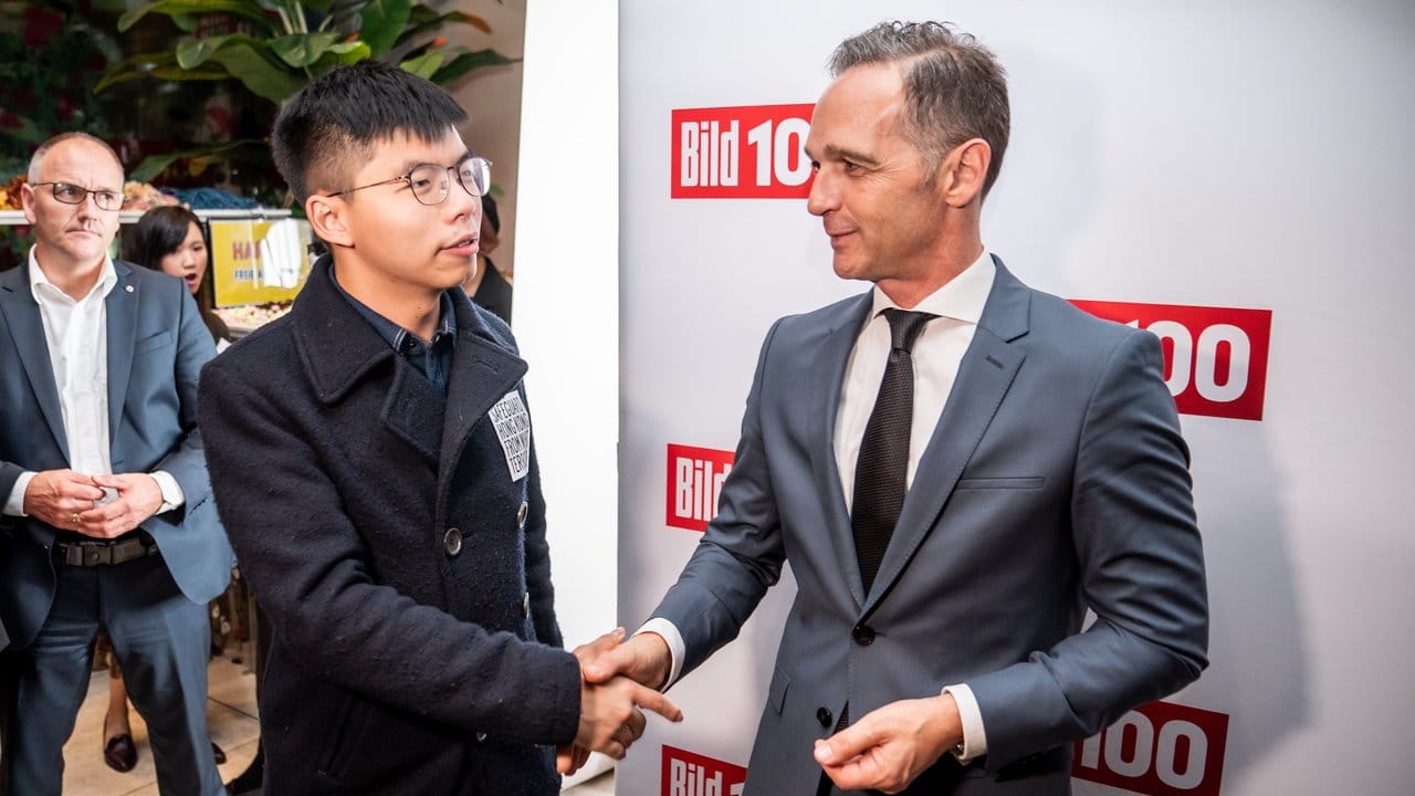 Außenminister Heiko Maas begrüßt Joshua Wong bei dessen Eintreffen zur Bild100-Party in Berlin.