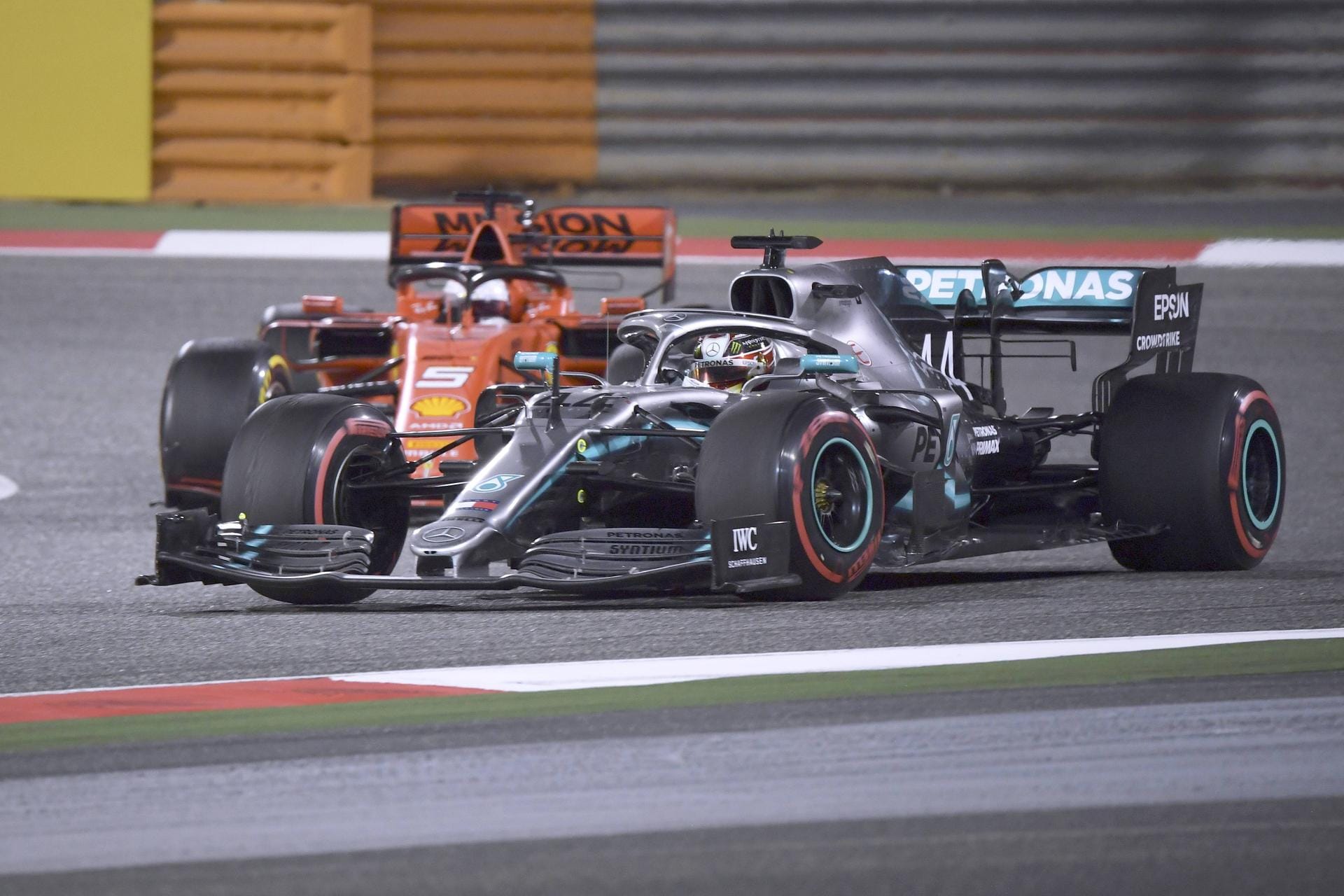 Großer Preis von Bahrain: Drama auf dem Bahrain International Circuit! Vettel und Hamilton kämpfen um Platz zwei, in Runde 37 zieht der Brite vorbei – und Vettel leistet sich dabei einen folgenschweren Dreher. Dann verliert er auch noch seinen Frontflügel, muss in die Box und fällt dadurch bis auf den neunten Rang zurück. Am Ende erkämpft sich Vettel immerhin noch Platz fünf.