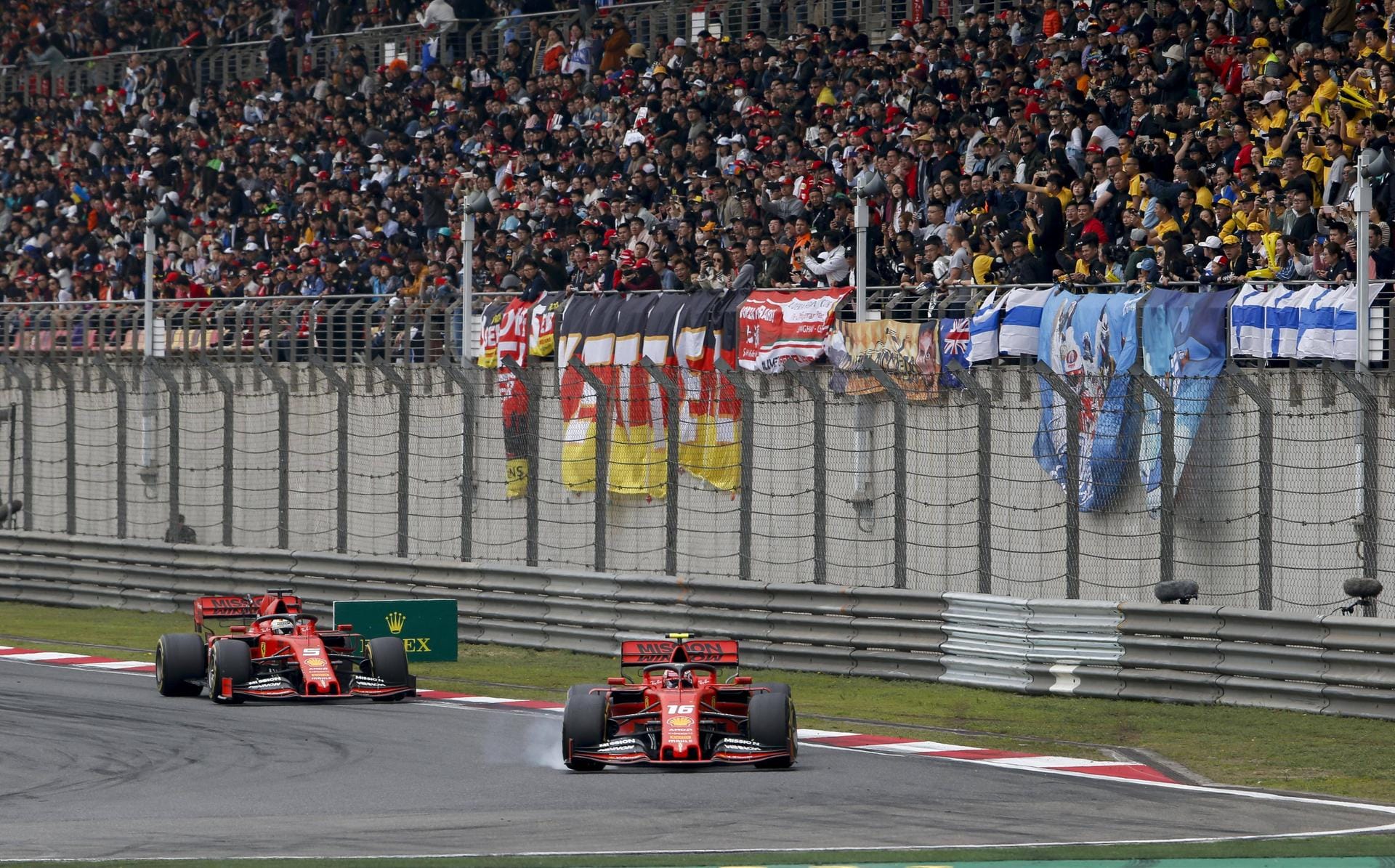 Großer Preis von China: Das Rennen in Shanghai beginnt für Vettel gleich mit einem Rückschlag – denn schon beim Start fällt er hinter Teamkollege Leclerc zurück. Die Scuderia schenkt dem viermaligen Weltmeister dank Stallorder (und einem verpatzten Leclerc-Boxenstopp) dann doch noch Platz drei.