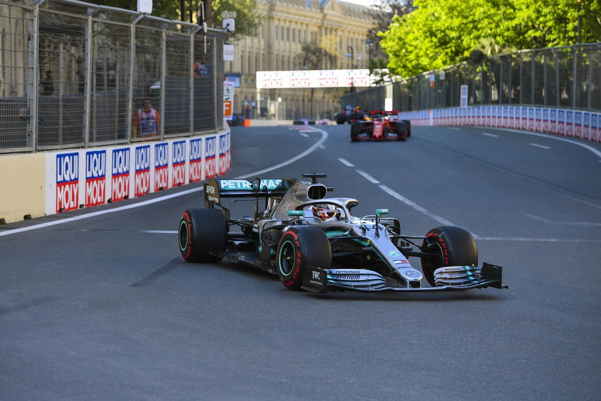 Großer Preis von Aserbaidschan: Ernüchterndes Rennen für Vettel. Auf dem Stadtkurs von Baku ist der Ferrari-Pilot chancenlos gegen die übermächtigen Mercedes, wird mit großem Abstand auf Sieger Bottas und den Zweiten Hamilton Dritter. Nun hat er bereits 35 Punkte Rückstand auf den WM-Führenden Hamilton.