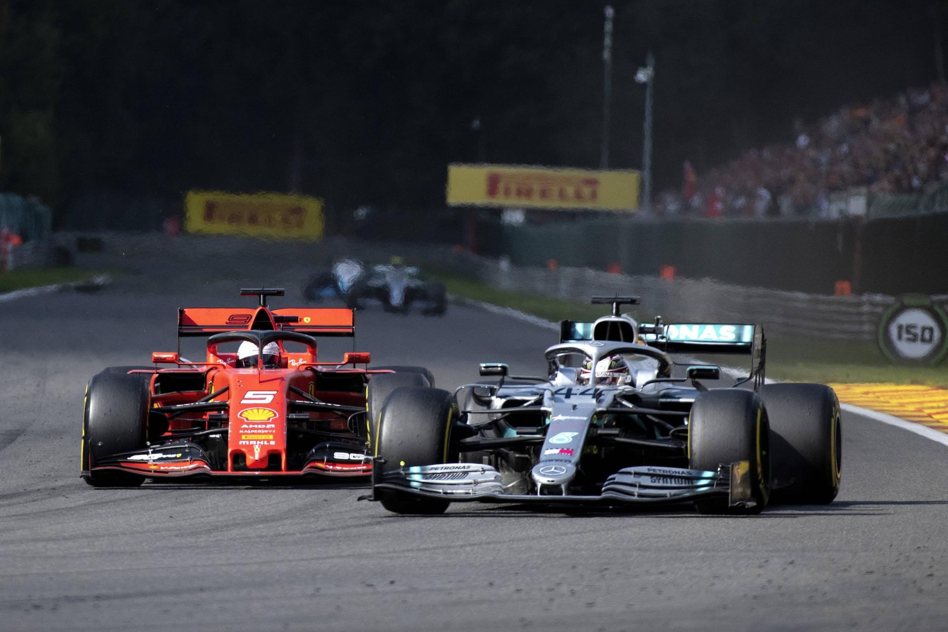 Großer Preis von Belgien: Ein ganz bitteres Rennen für Vettel. Teamkollege Leclerc deklassiert den erfahrenen Piloten komplett, fährt mit einer überragenden Leistung zum Sieg, Vettel muss auch noch Hamilton und Valtteri Bottas vorbeiziehen lassen und sich mit Platz vier begnügen.