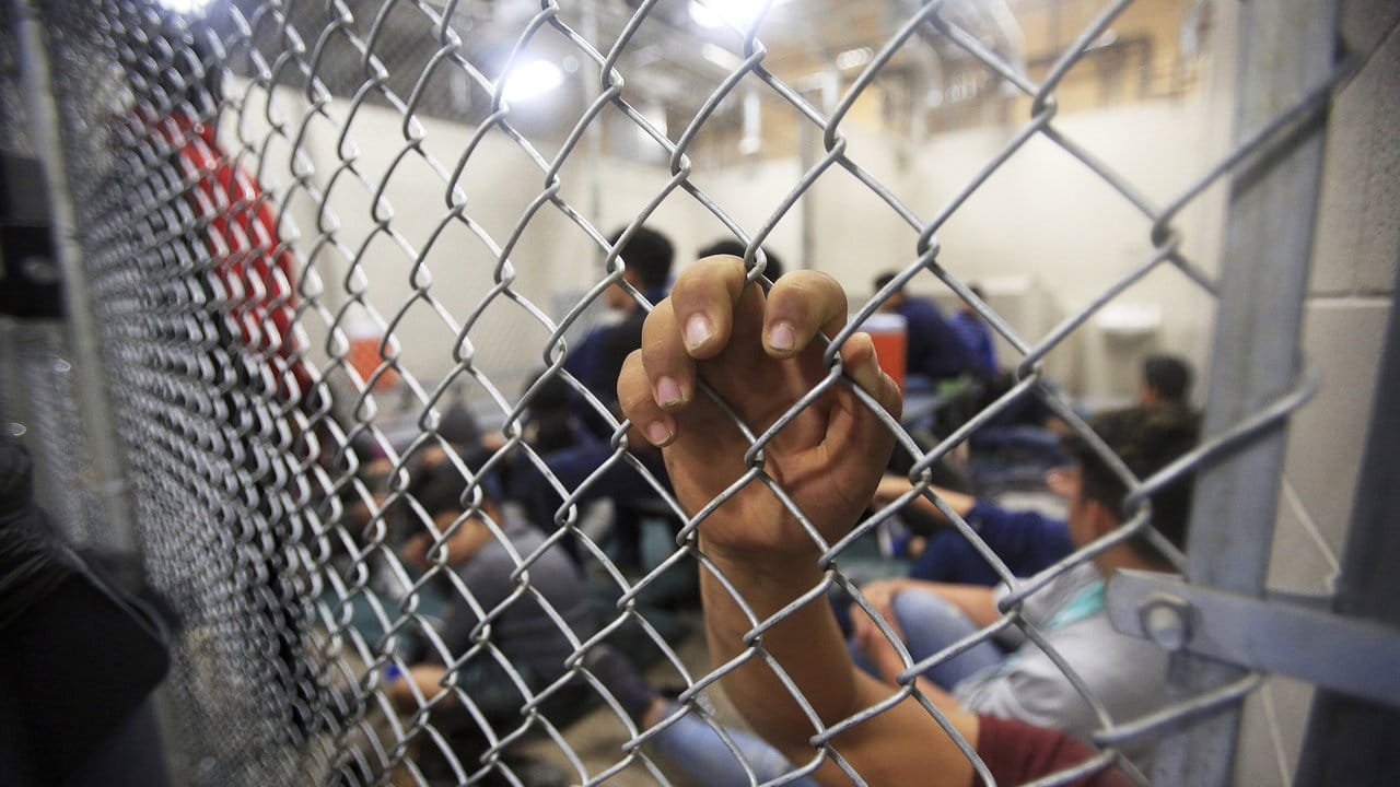 Inhaftierte Migranten in einer Einrichtung des US-Grenzschutzes.
