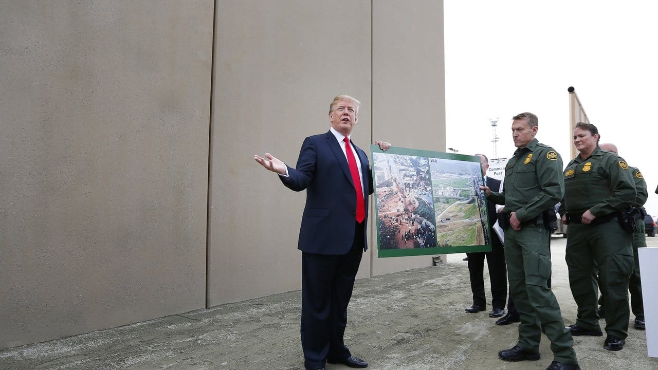 Donald Trump hat immer wieder den Bau einer Mauer gefordert - wie hier im März 2018 auch vor Ort in San Diego.