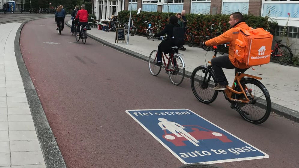 Radfahrer sind auf einer "Fietsstraat" unterwegs, einer Straße für Radfahrer, auf der Autos nur zu Gast sind.