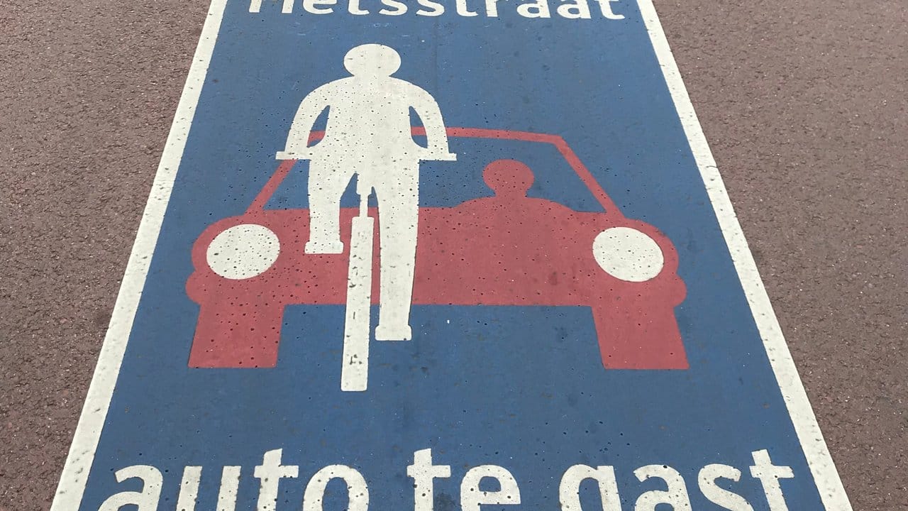 "Fietsstraat", eine Straße für Radfahrer, auf der Autos nur zu Gast sind.