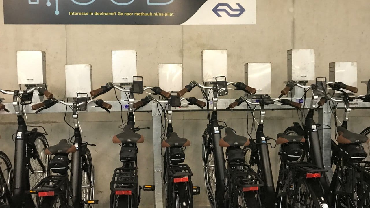 Ladestation für E-Bikes ist in einer Fahrradparkgarage am Bahnhof.
