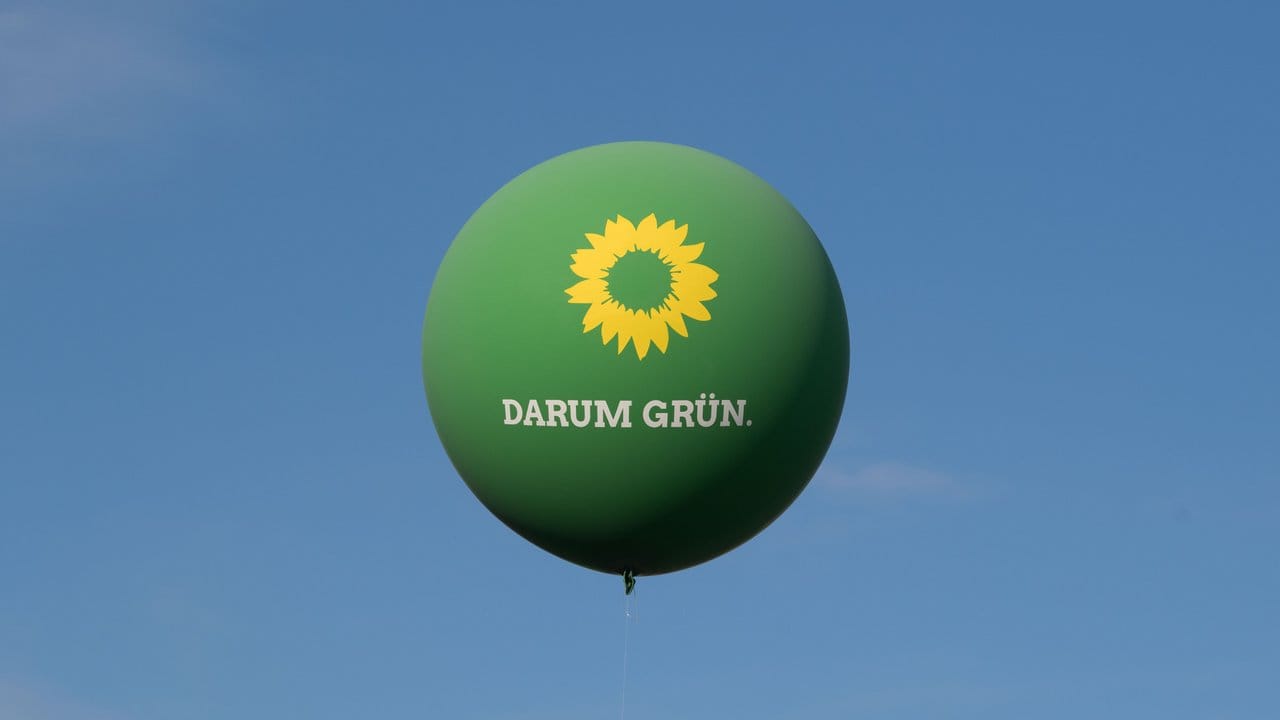 Ein Ballon mit der Aufschrift "Darum Grün" schwebt über einer Wahlkampfveranstaltung über dem Stuttgarter Schlossplatz.