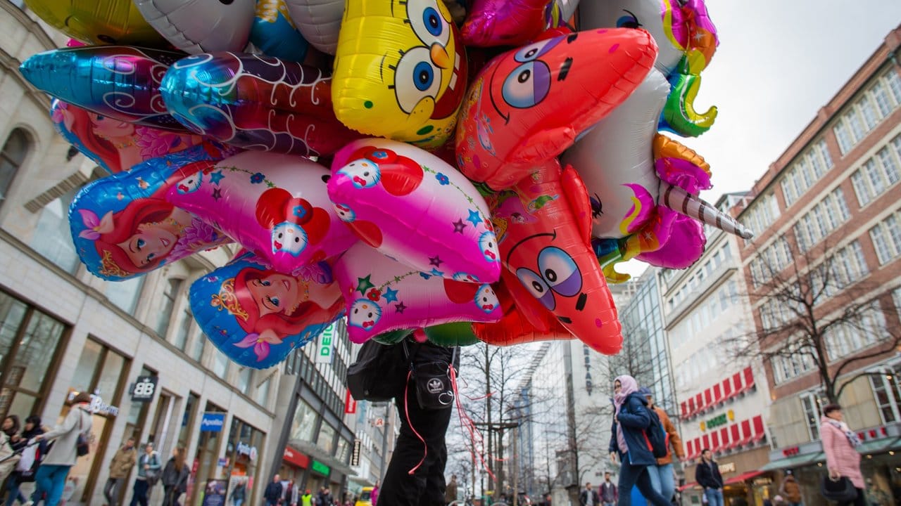 Ballonverkäufer in der Hannoveraner Innenstadt: Niedersachsens Grünen-Chefin Kura hat klargestellt, dass sie kein grundsätzliches Verbot von Luftballons verlangt.